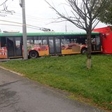 Opavsk trolejbus narazil do budovy MHD v Kateinkch.