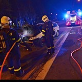Por osobnho auta  v Ostrav-Hrabov se podailo uhasit hasicm pstrojem z...