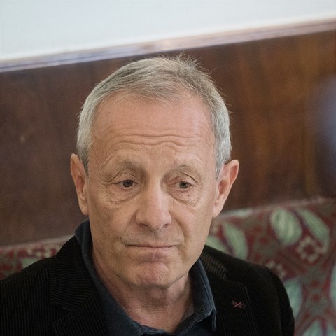 Pilz se kvůli obvinění vzdal poslaneckého mandátu.