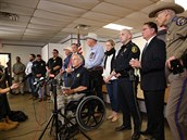 Texaský guvernér mluví k obtem násilného inu stelce.