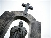 Kí ze sochy Jana Pavla II. musí pry, rozhodl francouzský soud.