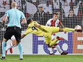 První gól Villarrealu na Slavii střílí útočník Carlos Bacca. Obránce Jakub...