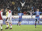 Stelec Daniel Kolá oslavuje rozhodující gól zápasu Plzn se Slavií.