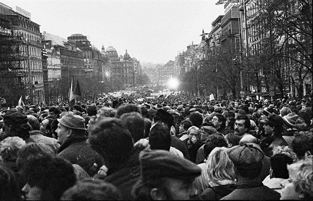 Pohled na zaplněné Václavské náměstí v roce 1989.
