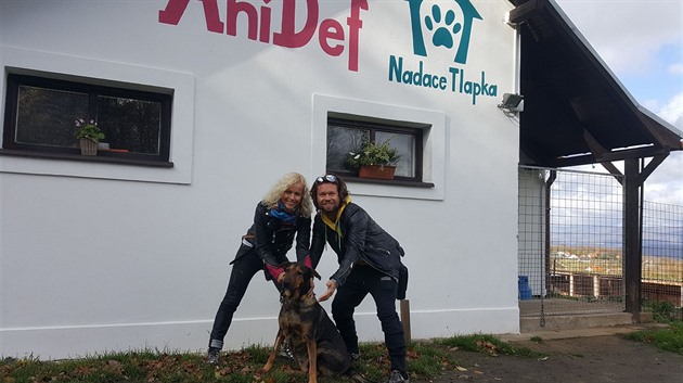 Richard Krajo s manelkou vrátili do útulku psa, kterému chtli dát nový domov.