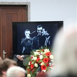 V obřadní síni se začaly promítat fotky ze života Karla Štědrého.