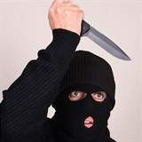Zloděj s nožem (ilustrační foto)