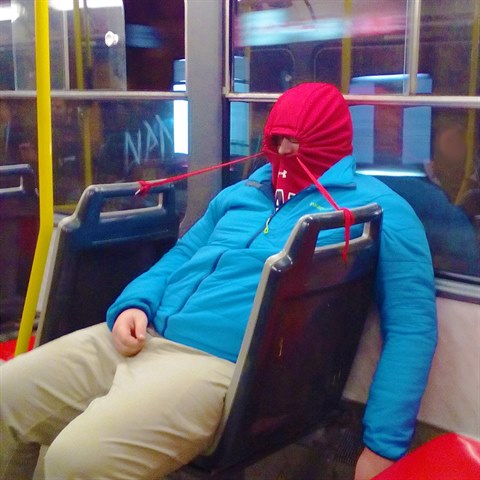 A takhle, mil ptel, dopadnete, kdy budete opil spt v tramvaji!