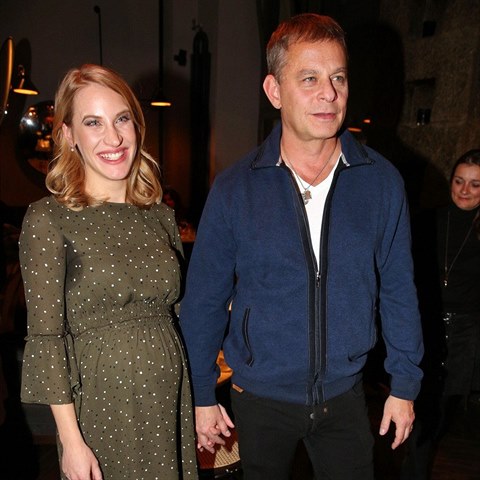 Novoman�el� svoji l�sku d�vaj� najevo.