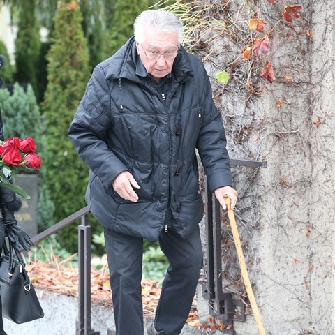 Josef Zma byl Karlv dobr kamard. Proto nechybl ani na jeho pohbu.