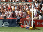 Osudná chvíle. Kolumbijec Andrés Escobar si dává na mistrovství svta 1994...
