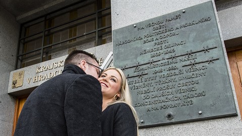 Lukáš Nečesaný s manželkou před budovou Krajského soudu v Hradci Králové.