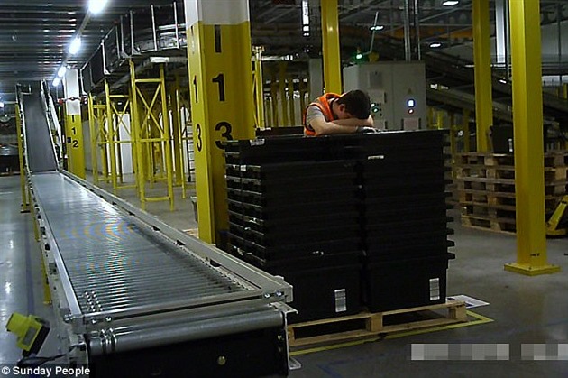 Zaměstnanci Amazonu usínají v práci ve stoje.