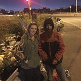 Potkala bezdomovce, který jí poradil, aby se pro vlastní bezpečí zamkla v autě....