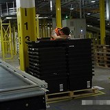 Zaměstnanci Amazonu usínají v práci ve stoje.