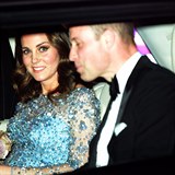Pan vévoda vypadá společensky unaveně a jeho Kate se nejspíše skvěle baví.