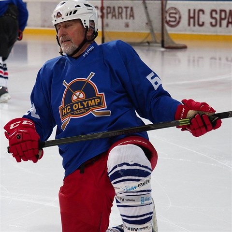 Mirek Topolnek si zahrl hokej.