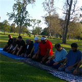 Modlící se muslimové v parku.