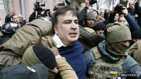 Exprezident Gruzie Saakavili utekl ped policií na stechu a hrozil sebevradou