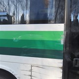 idi autobusu naboural na parkoviti svho kolegu.