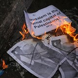 Rozhořčení Palestinci pálili fotky amerického prezidenta Donalda Trumpa.