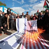 Rozhoen Palestinci plili vlajky Izraele a Spojench stt.
