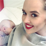 Tamara Klusová se fotí při kojení.