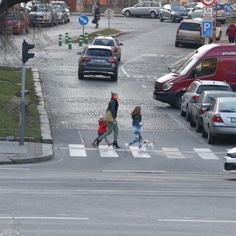 Olga Menzelov mus ped holikami dlat hrdinku.