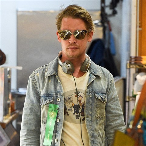 Macaulay se sna bt neviditeln. Pozornost nevyhledv.