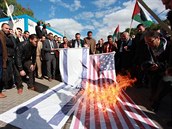 Rozhoení Palestinci pálili vlajky Izraele a Spojených stát.