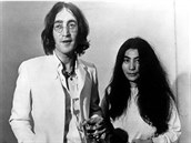 John Lennon se svou manelkou Yoko Ono.