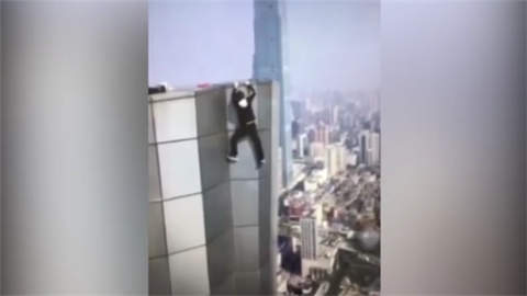 Mladík spadl z mrakodrapu.