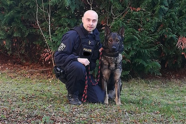 Pes Marco s policistou Martinem Beritem.
