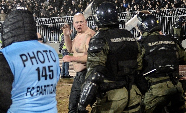 Fanouci Partizanu Blehrad jsou velmi agresivní. Pesvdí se o tom i...