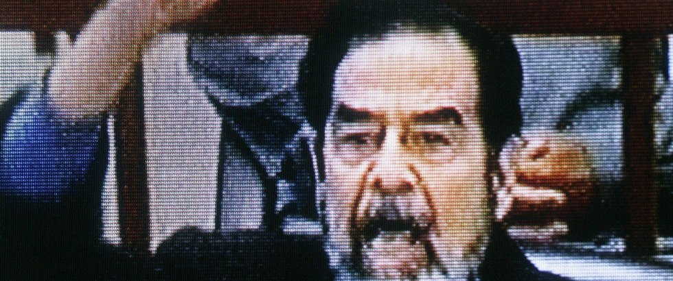 Televizní zábr z okamiku, kdy byl na Saddámem a jeho dalími spoluviníky...