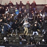 Při derby s Cervenou Zvezdou se přiznivci Partizanu poprali mezi sebou.