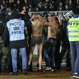 Policie zadržela při bělehradském derby 26 chuligánů.