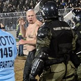 Fanoušci Partizanu Bělehrad jsou velmi agresivní. Přesvdčí se o tom i...