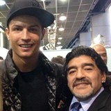 Cristiano Ronaldo s Diegem Maradonou.