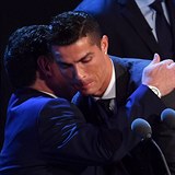 Diego Maradona předával Cristianu Ronaldovi cenu pro nejlepšího hráče světa...