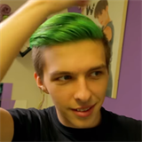Mlad youtuber si nevhal obarvit vlasy na zeleno.