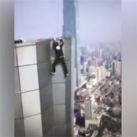 Mladík spadl z mrakodrapu.