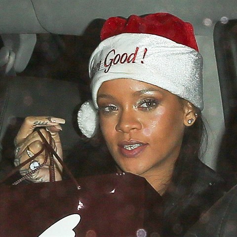 Rihanna v epice Santy.
