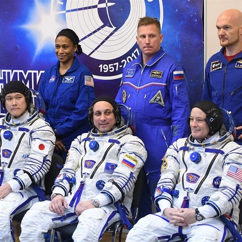 Lo s temi astronauty odstartovala z kosmick zklady Bajkonur.