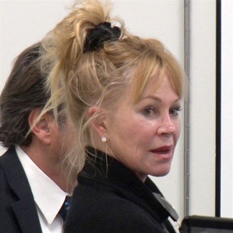 Melanie Griffith ve v pirozenosti. To je pohled.