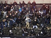 Pi derby s Cervenou Zvezdou se piznivci Partizanu poprali mezi sebou.