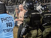 Fanouci Partizanu Blehrad jsou velmi agresivní. Pesvdí se o tom i...