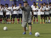 Diego Maradona pi návtv Indie, kde se setkal s mladými fotbalisty.