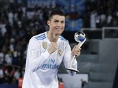 Cristiano Ronaldo s trofejí pro vítze mistrovství svta klub.