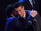 Diego Maradona pedával Cristianu Ronaldovi cenu pro nejlepího hráe svta...